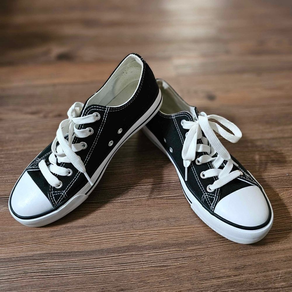 NWOB! Trendy Canvas Black Sneakers